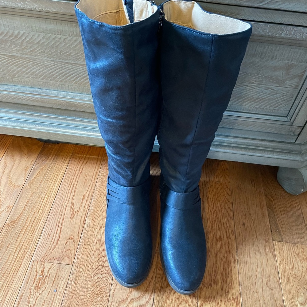 Women’s navy blue Journey Brand Knee-High Boots size 10. Excellent Condition.